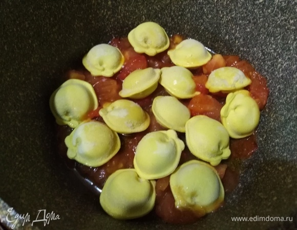 Выложить пельмени, накрыть посуду крышкой.