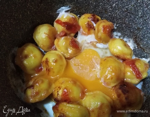 Вбить яйцо, посолить.