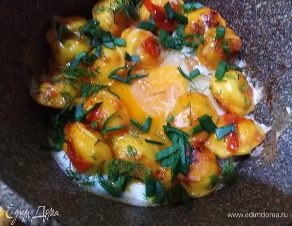 Посыпать зеленью. Жарить 3–4 минуты, до готовности.