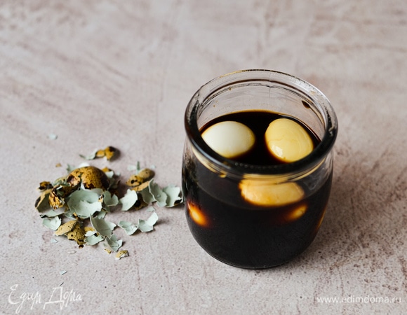 Яйца отвариваем, очищаем и заливаем соевым соусом. Оставляем на 15 минут.