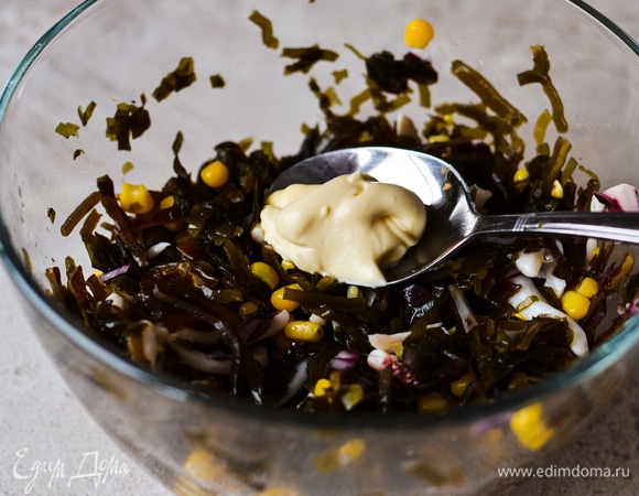 Заправляем небольшим количеством майонеза, сметаны или йогурта.