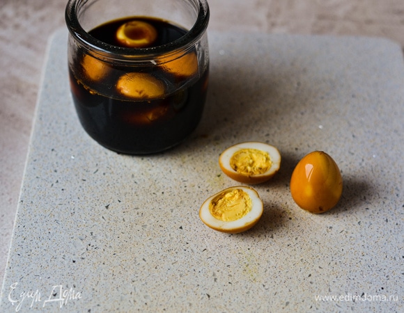 Яйца достаем из маринада на салфетку, обсушиваем слегка. Разрезаем пополам. Кладем в салат.