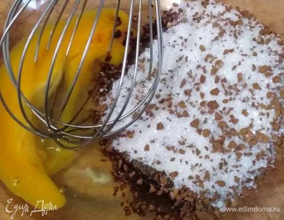 Яйцо смешать с кофе и сахаром.