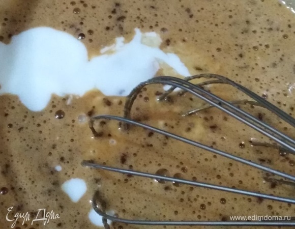 Влить кефир.