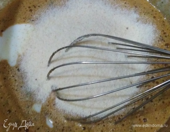 Добавить манку. Перемешать до однородности.