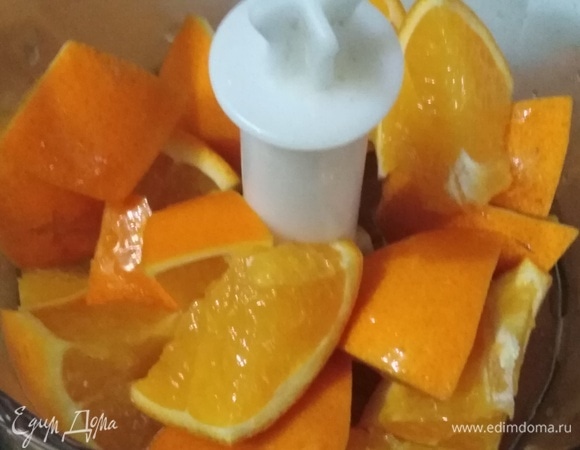 Апельсин измельчить в блендере.