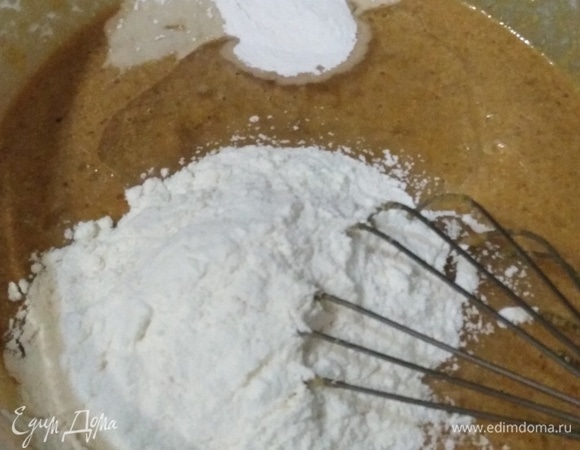 Влить растительное масло, всыпать муку и разрыхлитель. Хорошо перемешать.