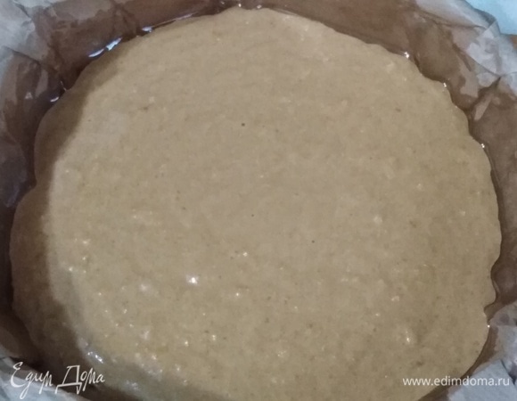 Форму диаметром 20 см застелить пергаментом. Вылить тесто. Поставить в разогретую духовку.