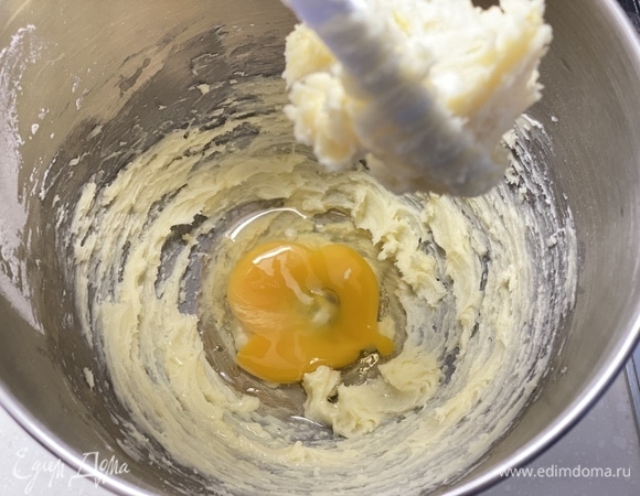 Размягченное сливочное масло взбить с сахарной пудрой. Добавить 1 яйцо и снова взбить в однородную массу.