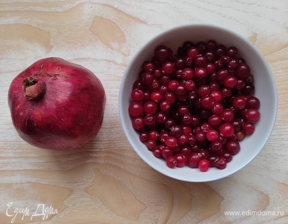 Нам понадобится большой гранат. Клюкву можно использовать как свежую, так и замороженную. Воду я беру минеральную газированную, но, если вы ее плохо переносите или такая вода вам просто не нравится, можно взять минеральную негазированную или обычную.