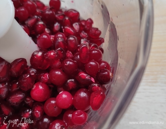 Клюкву хорошо промываем и вместе с гранатом кладем в измельчитель.
