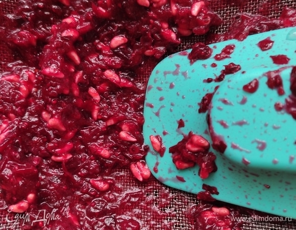 Чтобы избавиться от косточек, протираем через сито.