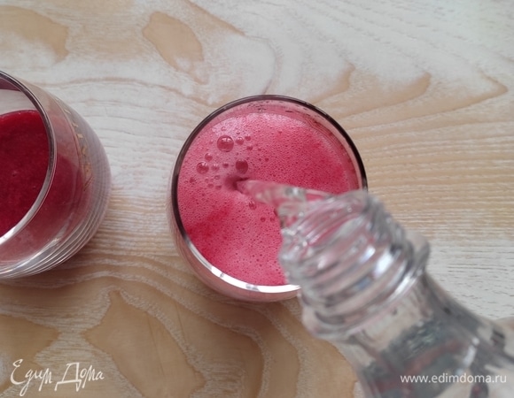 Готовое пюре можно либо перелить в большой кувшин и долить минеральную воду, либо разлить по стаканам и в каждый долить оставшийся ингредиент. При порционной подаче можно регулировать вкус: кому-то долить больше пюре и меньше воды, а кому-то — наоборот.