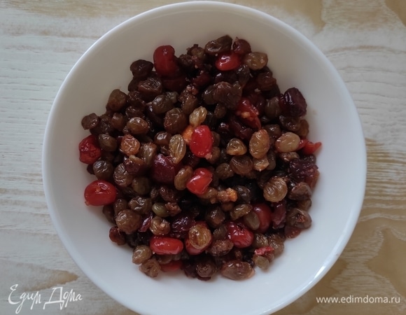 Сухофрукты замочить в коньяке или роме (по желанию) на сутки, у меня было немного сухой апельсиновой цедры, ее тоже замочила с сухофруктами. За время замачивания несколько раз хорошо перемешать. Если не хотите использовать алкоголь, замочите сухофрукты, например, в 3 ст. л. апельсинового сока. Перед закладкой в тесто откинуть на сито и дать стечь лишней жидкости.