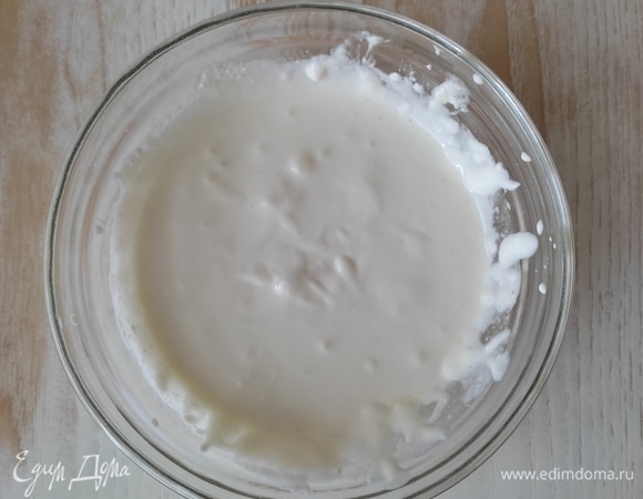 В творог добавить яйцо и хорошо пробить погружным блендером, чтобы не было комочков.