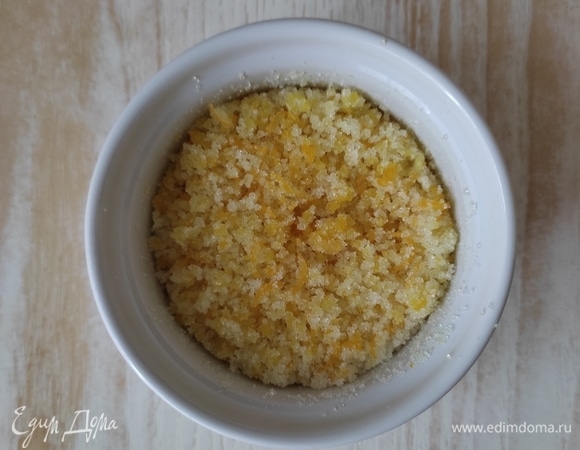 Добавить цедру в сахар и хорошо перемешать.