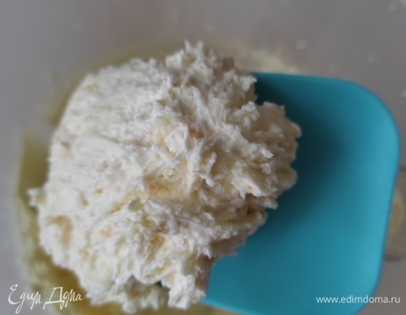 Взбивать нужно минимум 5 минут, чтобы масса получилась воздушной. Далее добавляем творог, ванилин и хорошо перемешиваем миксером 1–2 минуты.