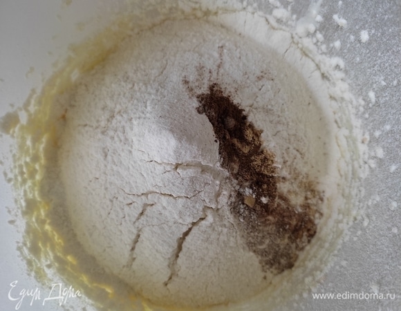 В чашу с тестом просеиваем муку с разрыхлителем, добавляем специи и замешиваем тесто.