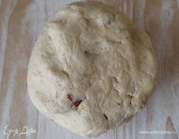 Тесто должно получиться гладкое, немного липкое. Если очень липнет к рукам, добавьте еще 1 ст. л. муки, больше не нужно.
