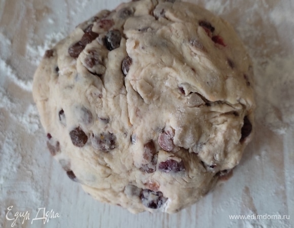 Готовое тесто остается немного липким.