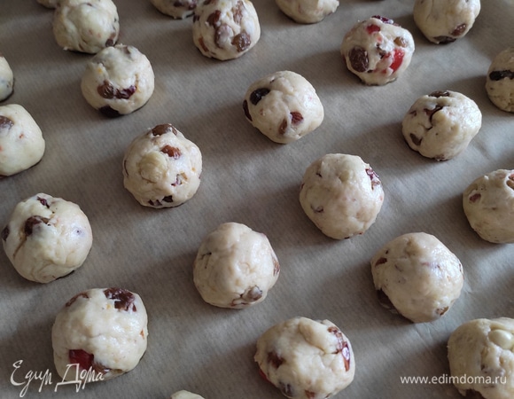 Отщипываем от теста маленькие кусочки по 20 г, величиной с крупный грецкий орех, формируем шарик и выкладываем на противень, застеленный пекарской бумагой. У меня получилось 38 шт.