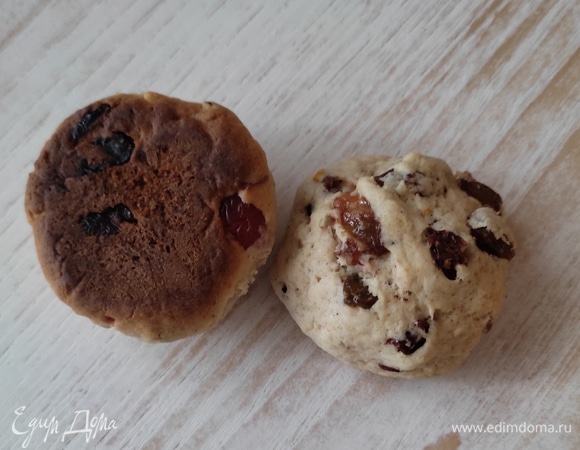 Выпекаем в заранее разогретой до 180°C духовке примерно 15–20 минут. Духовки у всех разные! Верх печенья останется бледным, поэтому ориентируйтесь по румяному донышку. Если все-таки сомневаетесь в готовности, снимите и попробуйте одну штучку. Не пересушите печенье! Оно должно быть мягким и рыхлым. Готовое горячее печенье щедро посыпать сахарной пудрой. «Штолленки» можно хранить в плотно закрытом контейнере до 3 недель, но дольше 3 дней оно еще ни разу не задерживалось :) Приятного чаепития!