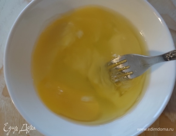 Яйца немного взбить вилкой.