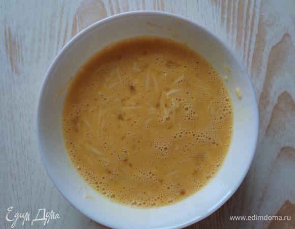 Добавить натертый на мелкой терке сыр, соль, черный молотый перец, куркуму по вкусу. Еще раз хорошо перемешать.