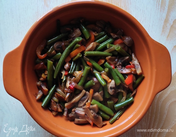 В форму для запекания выложить овощную смесь, разровнять.