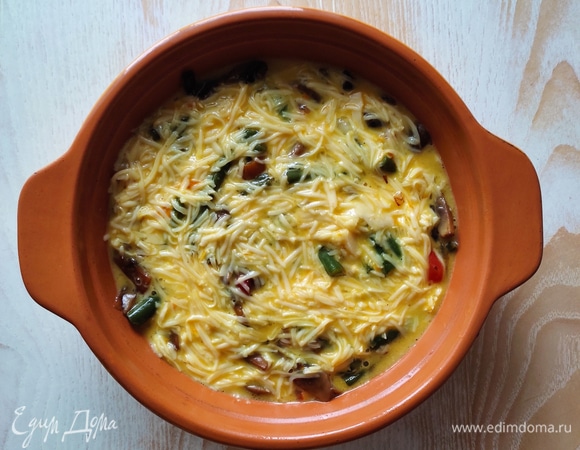 Залить сырно-яичной массой.