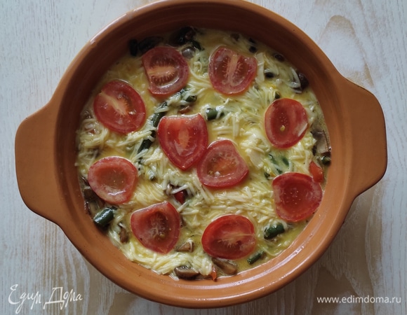 Помидоры черри разрезать пополам и украсить ими фриттату. Запекать в заранее разогретой до 180°C духовке примерно 20 минут. Ориентируйтесь по своей духовке, они у всех разные.