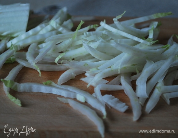 Листья пекинской капусты вымойте, плотную белую часть нарежьте соломкой, она придаст салату сочность и хрусткость.