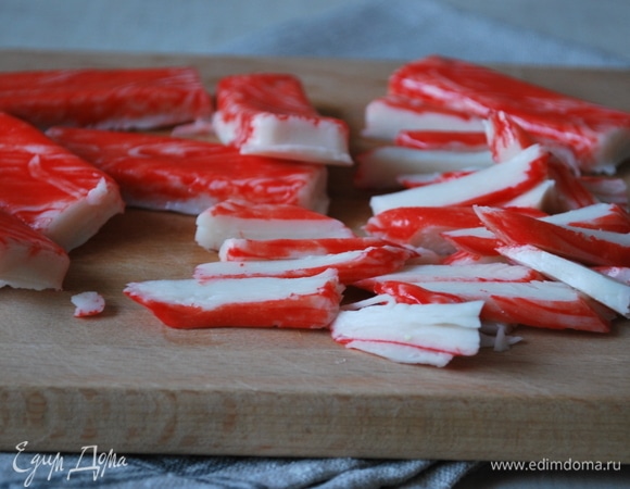 Крабовые палочки нарежьте соломкой.