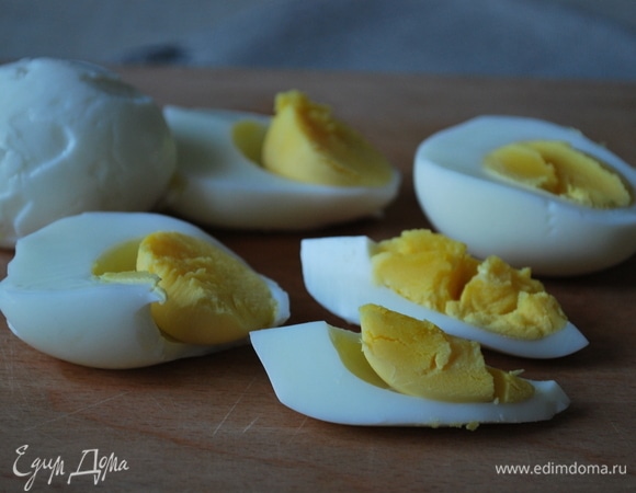 Куриные яйца отварите, очистите, каждое яйцо разрежьте на 4 части.
