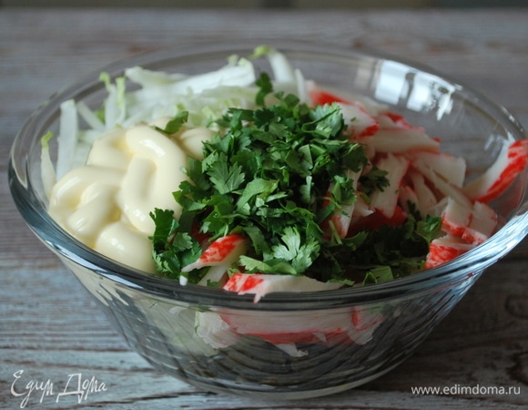 К морской капусте добавьте крабовые палочки, пекинскую капусту и майонез (можно взять натуральный йогурт), зелень вымойте и мелко порубите. Перемешайте салат.
