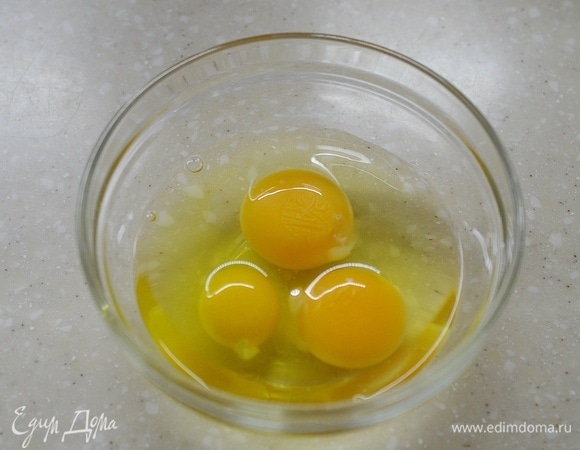 Пока жарятся фрикадельки, в отдельную миску вбейте яйца.