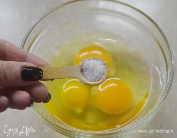 Посолите, размешайте вилкой.