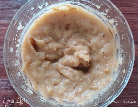 Готовые яблоки немного остудить, поместить в измельчитель и растереть в пюре. Можно сделать пюре погружным блендером.