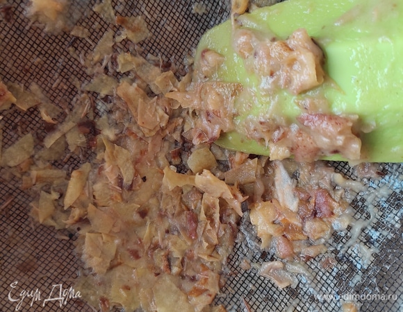 Пюре протереть через сито, чтобы удалить все кусочки кожуры.