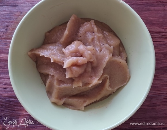 Далее яблочное пюре помещаем в сотейник, ставим на медленный огонь и увариваем. Этот шаг нельзя пропускать, так как если использовать жидкое пюре, зефир может поплыть, не застыть или становиться влажным после высыхания. Пюре варить, помешивая. Готовое пюре хорошо держит форму: если соберете в горку, не расползается. Для зефира нам понадобится 90 г готового уваренного пюре. Остатки пюре можно заморозить для следующего раза.