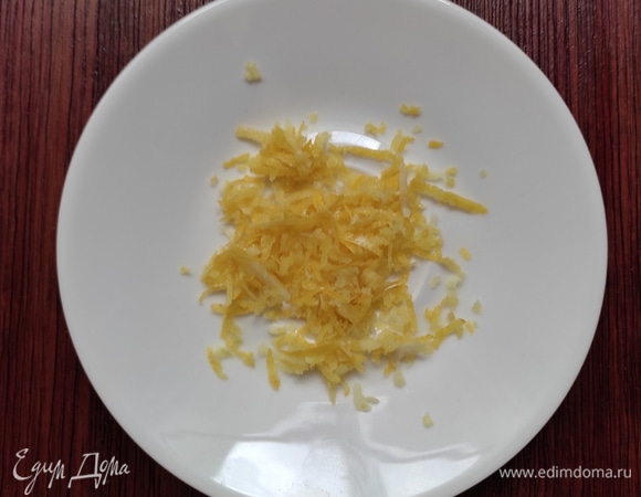 С лимона с помощью мелкой терки снимаем тонкий слой желтой цедры. Имбирь натираем на мелкой терке.