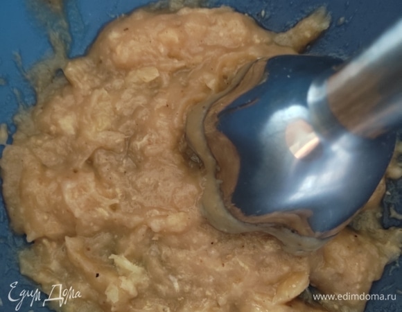 В чашу помещаем яблочное пюре, тертый имбирь и 30 г мякоти лимона, очищенной от кожуры, пленок и косточек. Хорошо пробиваем с помощью погружного блендера. Смесь необходимо прогреть в микроволновке или сотейнике на плите 2–3 минуты. Остудить до комнатной температуры.