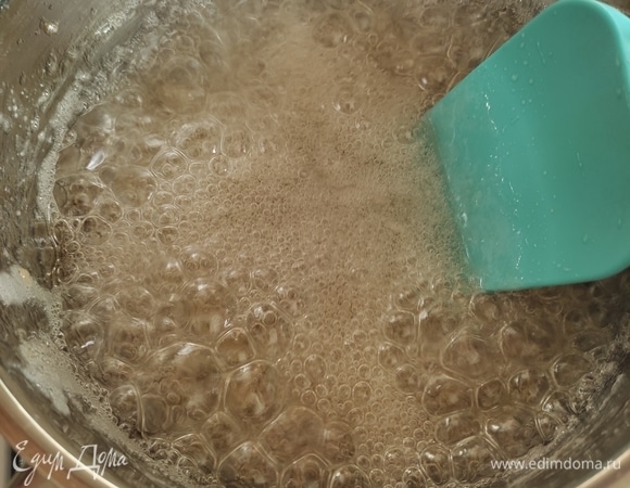 В сотейник с толстым дном помещаем 175 г сахара, агар-агар крепостью 900, воду, перемешиваем и варим на среднем огне сироп. Сироп необходимо варить до 110°C, постоянно помешивая. Примерно 3 минуты (для указанной граммовки). Если нет термометра, готовность сиропа можно определить по непрерывной нити, которая тянется от лопатки, если ее поднять до уровня глаз. Если делаете зефир ручным миксером, то сначала варим сироп, а потом взбиваем белковую массу. Как только масса готова, подогреваем сироп до первого пузырька кипения и используем.