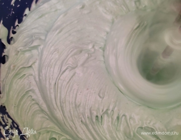 В зефирную смесь вливаем тонкой струйкой сироп, не прекращая взбивать. После этого взбивать еще 20–30 секунд. В это время добавить несколько капель пищевого красителя зеленого цвета.