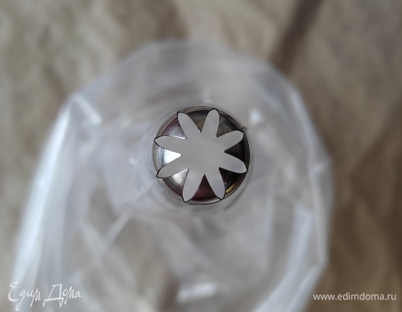 Переложить смесь в кондитерский мешок с фигурной насадкой, у меня — закрытая звезда.