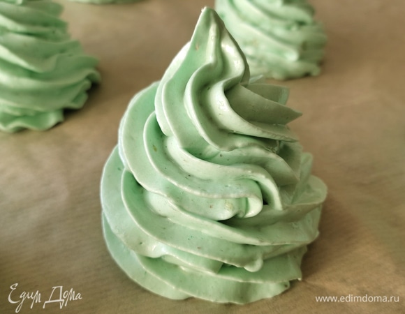 Зефирки в форме елочки отсаживаем на пергамент/пищевую пленку/тефлоновый коврик.