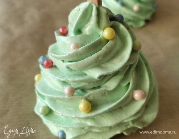 После того как отсадили весь зефир, его можно украсить разноцветной посыпкой в форме шариков, снежинок и так далее. Важно это сделать сразу после отсадки, так как через 2–3 часа зефир начнет покрываться тонкой сахарной корочкой, и посыпка не прилипнет.