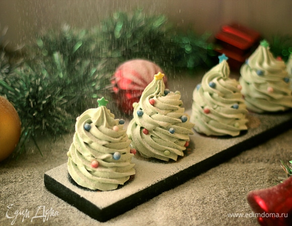 Готовый зефир щедро посыпаем сахарной пудрой. Такие «елочки» станут не только украшением новогоднего стола, но и прекрасным подарком. Поверьте, от коробочки ароматного зефира никто не откажется!