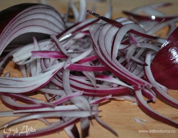 Красный лук очистите и тонко нарежьте полукольцами.