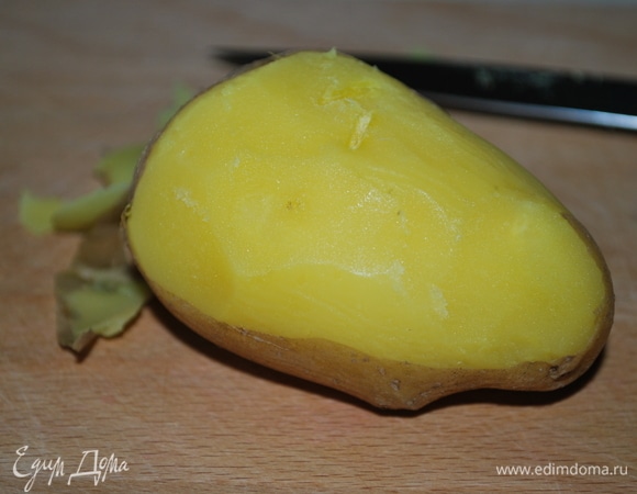 Картофель вымойте, отварите до готовности. Остудите и нарежьте на средние кубики.